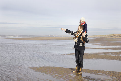 Mittelgroßer Mann, der seine Tochter am Strand schultert, Bloemendaal aan Zee, Niederlande - CUF34798