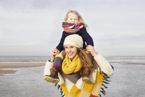 Mittlere erwachsene Frau mit Tochter auf der Schulter am Strand, Bloemendaal aan Zee, Niederlande - CUF34802