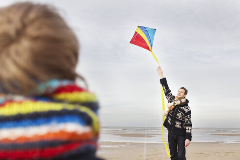 Mittelgroßer Mann und Sohn mit Lenkdrachen am Strand, Bloemendaal aan Zee, Niederlande - CUF34806