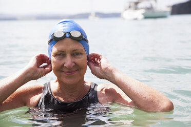Porträt einer älteren Schwimmerin im Meer - CUF34847