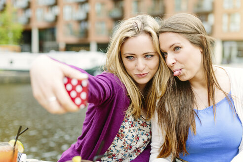 Freunde machen Selfie am Kanal - CUF34873