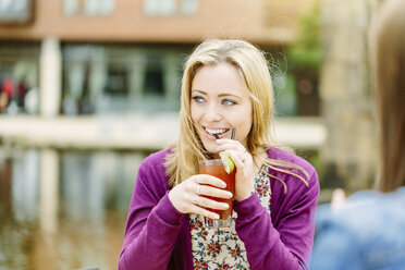 Freunde trinken am Kanal - CUF34875