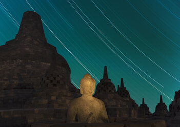 Nächtliche Sternenspuren, Der buddhistische Tempel von Borobudur, Java, Indonesien - CUF34884