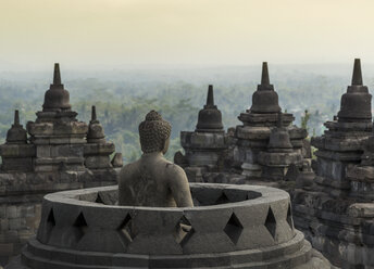Buddha und Dächer, Der buddhistische Tempel von Borobudur, Java, Indonesien - CUF34885