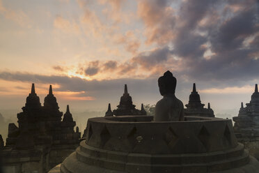 Silhouettierter Buddha, Der buddhistische Tempel von Borobudur, Java, Indonesien - CUF34886