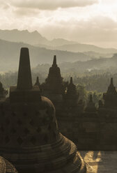 Blick vom Dach des buddhistischen Tempels Borobudur, Java, Indonesien - CUF34888