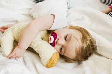 Baby Mädchen schläft mit Teddybär - CUF34917