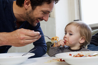 Vater füttert ein Jahr alte Tochter mit Spaghetti - CUF35032