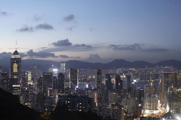 Luftaufnahme der Stadt in der Abenddämmerung, Hongkong, China - CUF35059