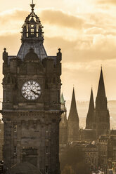 Blick auf die Princes Street in Edinburgh vom Calton Hill aus, links die Uhr des Balmoral Hotel - CUF35068