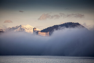 Nebel und Castello di Angera, Lago Maggiore, Italien - CUF35074