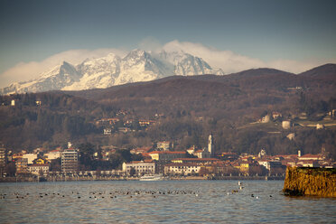 Arona und der Monte Rosa jenseits des Lago Maggiore, Italien - CUF35077