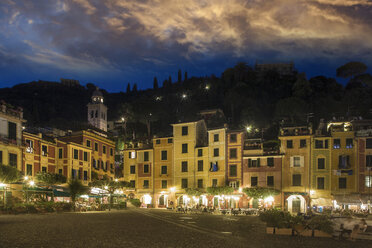 Portofino, Genua, Ligurien, Italien in der Abenddämmerung - CUF35091