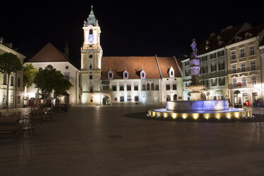 Hauptplatz bei Nacht mit Rathaus, Bratislava, Slowakei - CUF35095