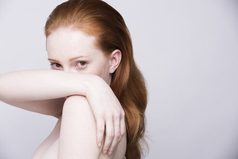 Porträt einer jungen Frau, Seitenansicht, nackte Schultern, Blick in die Kamera - CUF35124
