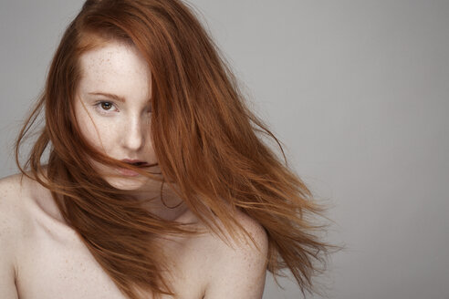 Porträt einer jungen Frau, zerzaustes Haar - CUF35127