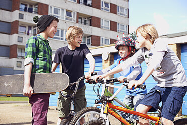 Gruppe von Jungen im Gespräch mit Fahrrädern und Skateboard - CUF35155
