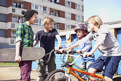Group of boys talking with bikes and skateboard - CUF35155