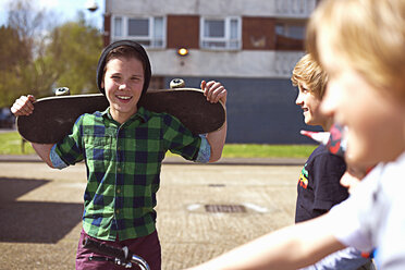 Junge hält Skateboard - CUF35157