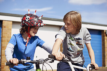 Zwei Jungen auf Fahrrädern - CUF35159