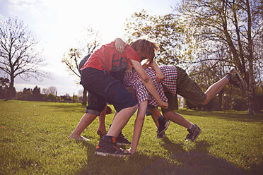 Jungen spielen Kampf auf dem Spielfeld - CUF35175