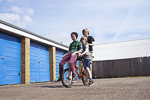 Boy giving friends a ride on bike - CUF35177