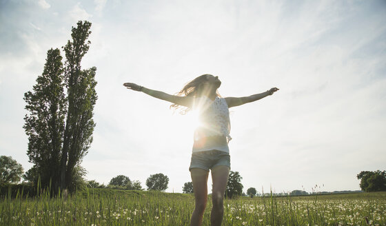 Junge Frau springt im Feld - CUF35196