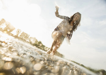 Junge Frau paddelt auf einem See - CUF35201