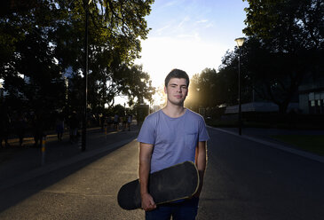 Porträt eines jungen Mannes mit Skateboard - CUF35319