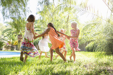 Fünf Mädchen spielen im Garten Ringelreihen mit Rosen - CUF35322