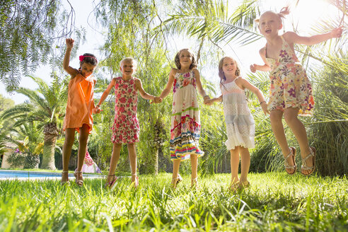 Fünf Mädchen energische Mädchen springen im Garten - CUF35323