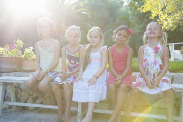 Porträt von fünf Mädchen, die auf einer Gartenbank sitzen - CUF35328
