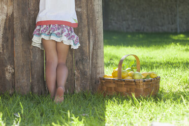 Ausgeschnittene Aufnahme eines Mädchens, das sich an einen Limonadenstand lehnt - CUF35331