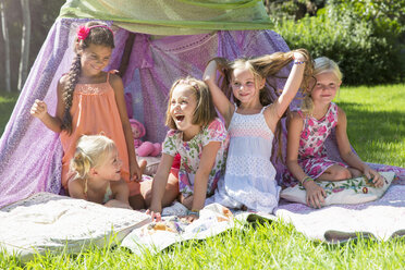 Fünf Mädchen spielen im Garten-Tipi - CUF35350