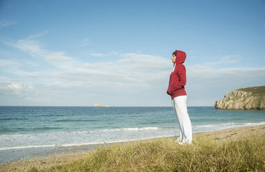 Ältere Frau mit Blick auf das Meer, Camaret-sur-mer, Bretagne, Frankreich - CUF35368