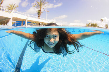 Mädchen beim Freitauchen unter Wasser im Schwimmbad - CUF35372