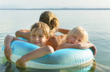 Mutter mit Tochter und Sohn im aufblasbaren Ring, Starnberger See, Bayern, Deutschland - CUF35378