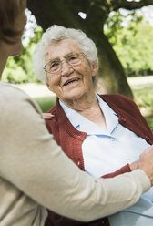 Ältere Frau schaut auf Enkelin - CUF35463
