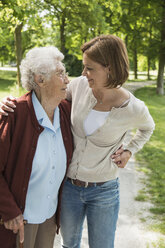 Ältere Frau und Enkelin stehen im Park - CUF35466