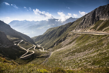 Fernsicht auf die alte Straße zum Gotthardpass, Schweiz - CUF35535