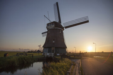 Windmühle und Wasserstraße bei Sonnenuntergang, Vollendam, Niederlande - CUF35557