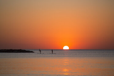 Paddelboarder bei Sonnenuntergang, Tel Aviv, Israel - CUF35561