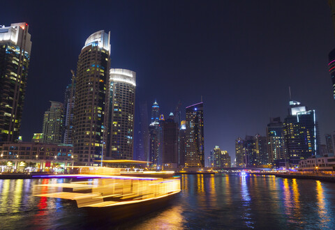 Dubai Marina bei Nacht, Vereinigte Arabische Emirate, lizenzfreies Stockfoto