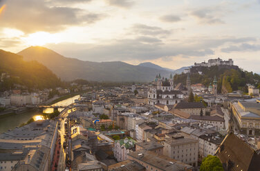 Salzach, Kollegienkirche, Burg Hohensalzburg, Salzburg, Österreich - CUF35585