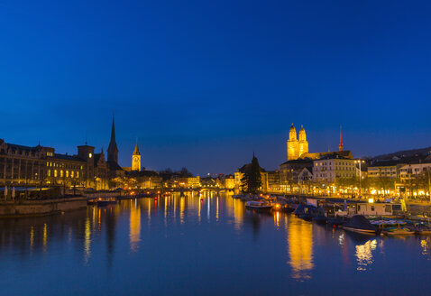 Fluss Limmat, Fraumünsterkirche, Großmünsterkirche Zürich, Schweiz - CUF35587