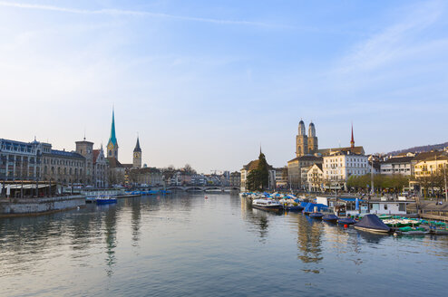 Fluss Limmat, Fraumünsterkirche, Großmünsterkirche Zürich, Schweiz - CUF35589