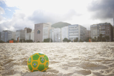 Brasilianischer Fußball am Strand der Copacabana, Rio De Janeiro, Brasilien - CUF35590