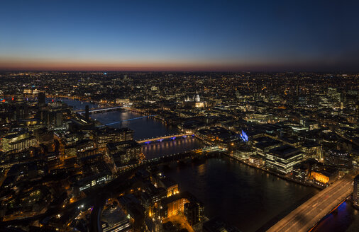Blick auf die Themse und die Brücken bei Nacht, London, UK - CUF35598