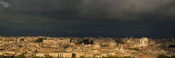 Panoramablick vom Gianicolo-Hügel über die Skyline von Rom, Rom, Italien - CUF35603