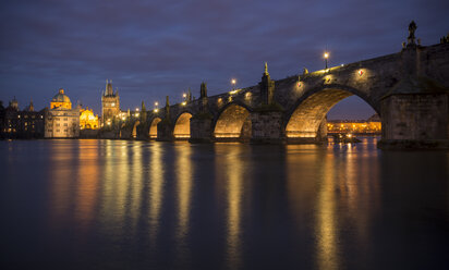 Charles Bridge at dusk, Prague, Czech Republic - CUF35605